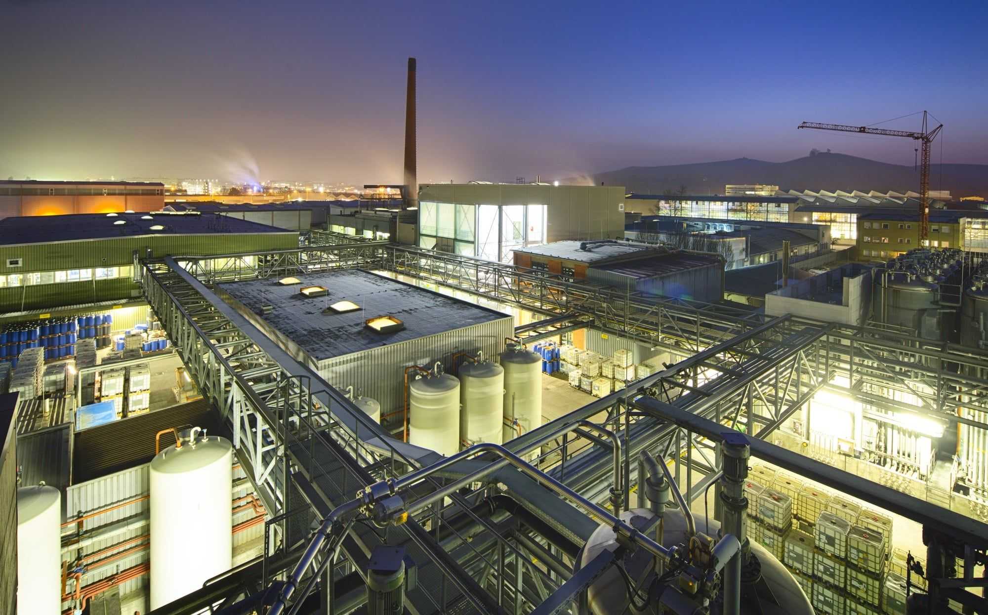 <p>MÜNZING CHEMIE GmbH was founded at this site in 1830. As the company expanded, the office buildings were spun off in 2014, but Heilbronn is still one of our most important production sites worldwide, with an annual output of approx. 25,000 tons.</p><p><br></p><p>In addition to production, the associated analytics, sample department, production planning, internal logistics as well as maintenance, and the project department are located here.</p><p><br></p><p>Around 600 different products from the series AGITAN®, AGITAN® DF, AGITAN® P, DEE FO®, EDAPLAN®, FENTAK®, FOAM BAN®, LUBA-print®, LUBARIT®, METOLAT®, METOLAT® P, OMBRELUB, TAFIGEL®, and UMBRELLIT are produced with annual quantities of 500 kg to 1000 tons.</p><p><br></p><p>These are defoamers, dispersants, wetting agents and leveling additives, thickeners, wax emulsions, powder defoamers and additives for wood processing. At the site, mixtures, esterifications, neutralizations, sulfations, polymerizations, hydrosilylations, bisulfite additions and various methods for homogenizing emulsions and dispersions under pressure or under atmospheric conditions are carried out in 6 production areas that are largely designed for the handling of flammable substances. A large number of reactors in the range of 70l - 27,000 l with associated tank farms, a cooling and heating system from -10 °C to 240 °C and a team of 85 employees are available, who work continuously to meet the requirements of our customers.</p><p><br></p><p><a href="/documents/Information_fuer_die_Oeffentlichkeit_nach_%C2%A7_8a_der_Stoerfallverordnung_2021-08-31.pdf" rel="noopener noreferrer" target="_blank" style="background-color: rgb(247, 247, 247);">Information</a><a href="/documents/49_Information für die Öffentlichkeit nach § 8a der Störfallverordnung_2022-10-31.pdf" rel="noopener noreferrer" target="_blank"> </a><a href="/documents/49_Information für die Öffentlichkeit nach § 8a der Störfallverordnung_2022-10-31.pdf" rel="noopener noreferrer" target="_blank" style="background-color: rgb(247, 247, 247);">to the public in accordance with § 8a Störfallverordnung</a></p>