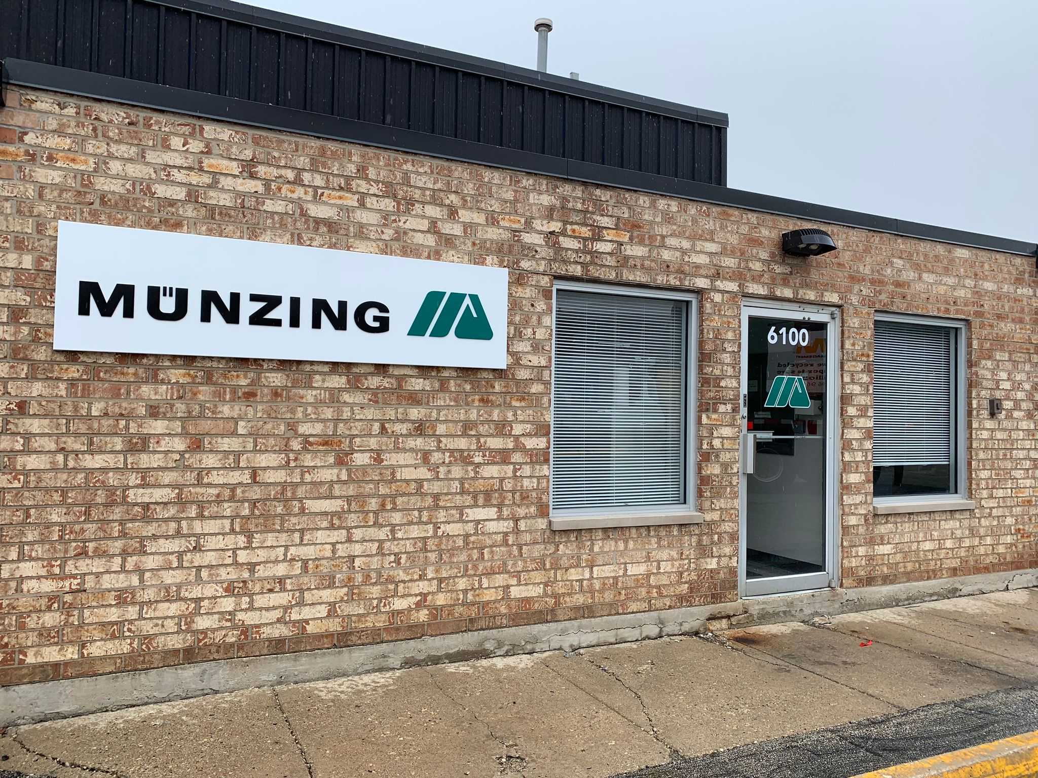 In 2013, MÜNZING acquired the company MAGRABAR LLC in Morton Grove (IL), thus creating synergies between its strong technical background in antifoams and defoaming with MAGRABAR’s products and experience in food processing. The name of the acquired company still exists today as the registered brand name of MÜNZING’s product line for applications in food processing: MAGRABAR®.
This site is SQF certified and dedicated to producing products that are ORGANIC, NON-GMO, allergen-free, free from animal-derived ingredients and certified Kosher Pareve and Halal. Morton Grove is a Global Food Safety Initiative (GFSI)-certified facility operating under food GMPs and a HACCP-based food safety plan audited to the SQF Food Safety Code by NSF.
The site extends on 16,000 sq ft with 16 employees. Besides the production facilities, there are also R&D and technical service centers, as well as sales and administration activities.