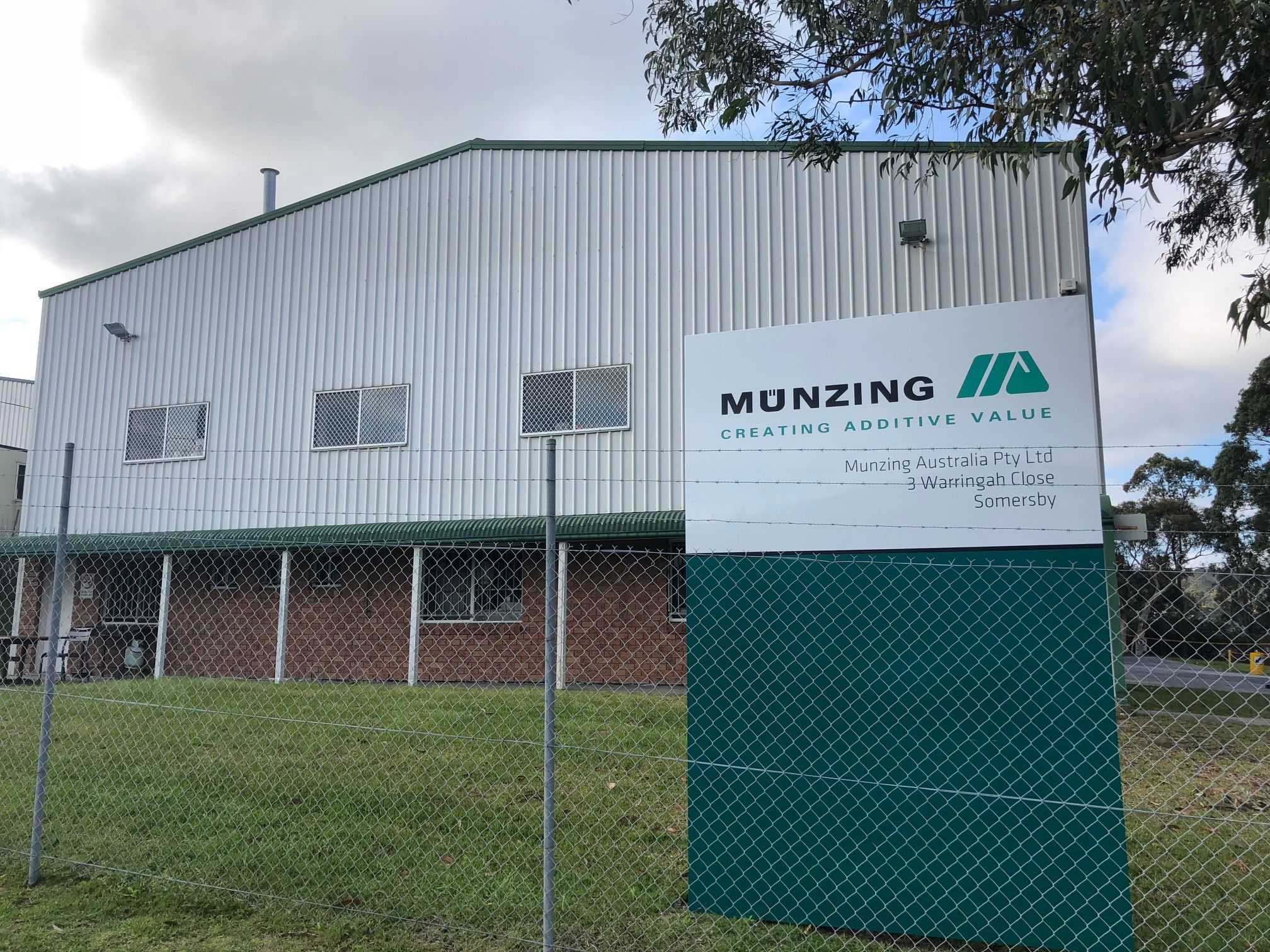 MÜNZING Australia Pty. Ltd. is located in Somersby, New South Wales, one hour north of Sydney. The purpose-built factory site was built in 1993 by the FENTAK® company, which was acquired by MÜNZING in 2018, and today is a center of excellence for manufacturing, research and development, sales, warehousing and distribution. The 1500 sq m facility is located on half a hectare of land which includes Australian native bushland as well as the occasional kangaroo. The site has a solar farm that provides more than 100% of the power required for all daytime activities including production. The excess power is supplied back into the electricity grid.
The site produces the entire range of FENTAK® products for the FPA division. These include catalysts and hardeners, release agents, wetting agents, pigment dispersions, wax emulsions, putties, coatings, and sealants as well as many specialty products. The R&D facilities include specialized equipment such as a laboratory press for making pilot-scale particleboard, medium-density fibreboard and plywood. There is also a laboratory-scale paper treater to produce low-pressure and high-pressure laminates and overlays. The highly trained and experienced technical staff are leaders in their fields of research and development for wood panels and laminates and can provide technical assistance to their customers on a wide range of issues.